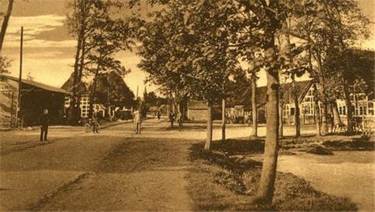 Ein Blick auf Ahlerstedts Hauptstraße Anfang des vergangenen Jahrtausends. Heute ist dieser Ort die Stader Straße auf Höhe des Schützenhofs.
