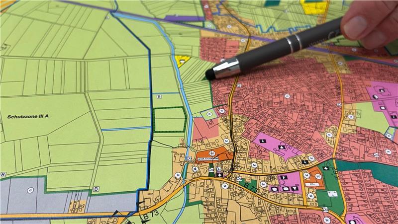 Ein Blick auf Himmelpfortens Ortsrand: Oben ist die Bahnstrecke als quere Linie zu sehen. Zwischen Wohnbauflächen (rosa) und Mühlenbach (blau) sind keine weiteren Baugrundstücke machbar.