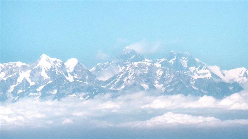 Ausländer sollen mehr für Mount-Everest-Besteigung bezahlen Ein Blick auf dem Flugzeug auf den Mount-Everest. (Foto Archiv)