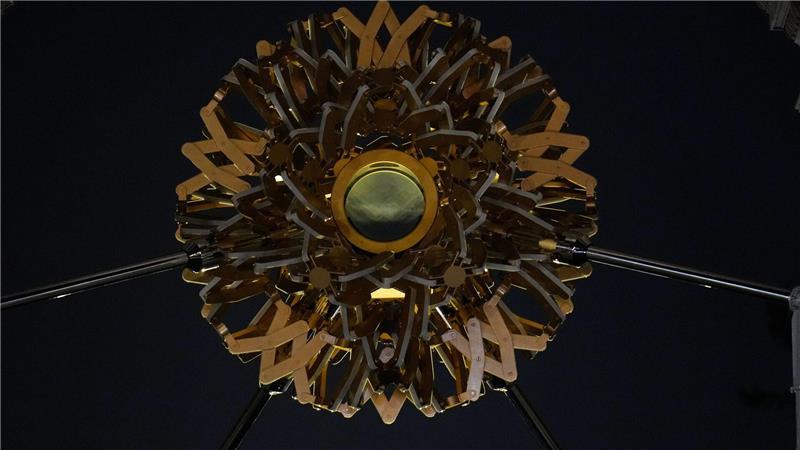 Ein Blick auf den Kessel der Olympischen Flamme, nachdem sie am Arco della Pace bei den Olympischen Winterspielen 2026 in Mailand gelöscht wurde.