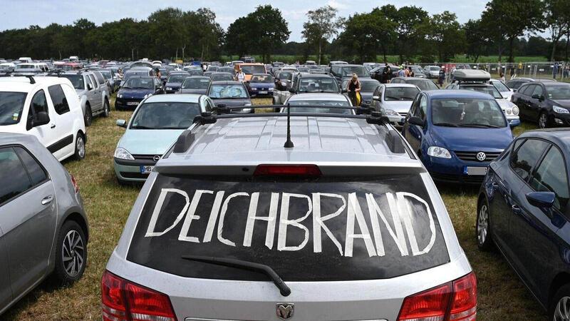Deichbrand steht auf der Heckscheibe eines Fahrzeugs beim Deichbrand Festival 2023.