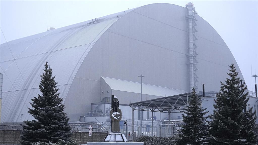 Ein Blick auf den Sicherheitsbehälter, der die Überreste des Reaktors Nummer vie...