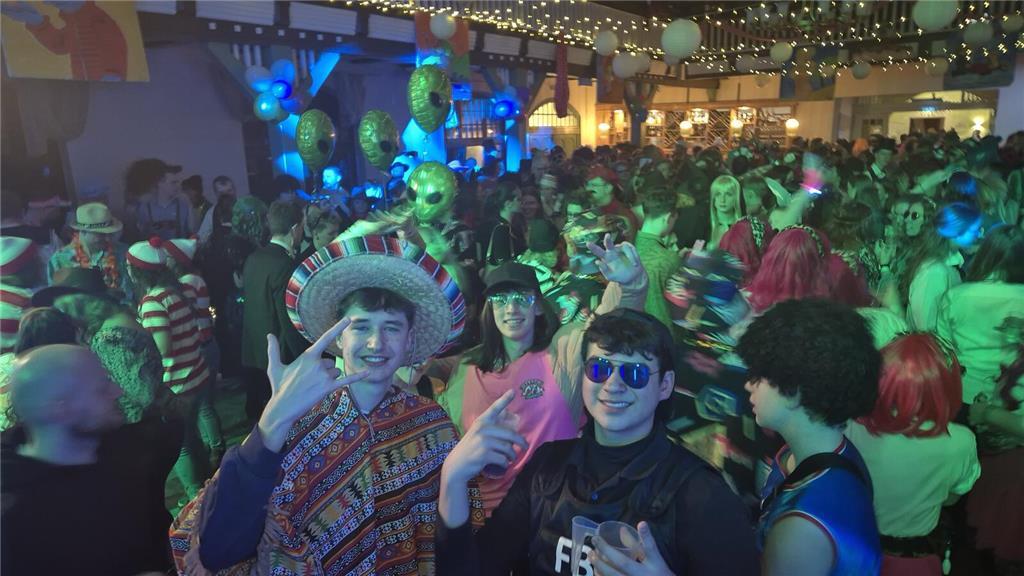 Ein Blick auf die Feierenden bei der diesjährigen Maskerade.