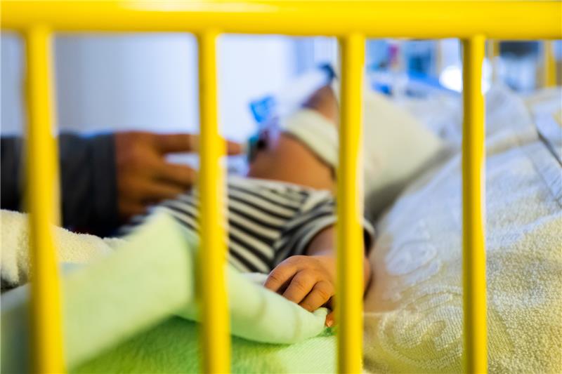 Ärztekammer: Not in Kinderkliniken wegen falscher Gesundheitspolitik Ein Blick auf die Intensivstation einer Kinderklinik. Die Infektionswelle wirkt sich in vielen Häusern sehr problematisch aus. Foto: dpa