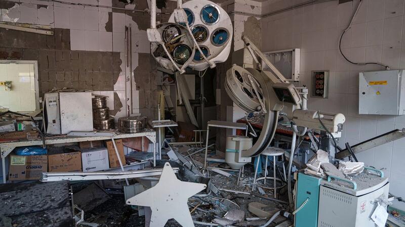 Ein Blick auf die Schäden in dem von russischen Raketen getroffenen Teil des Kinderkrankenhauses.