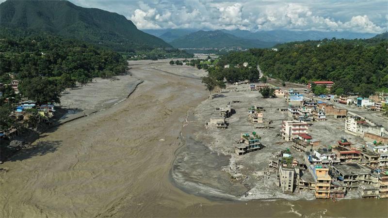 Ein Blick auf die Schäden nach einer Sturzflut im Gebiet Devighat im Distrikt Nuwakot.