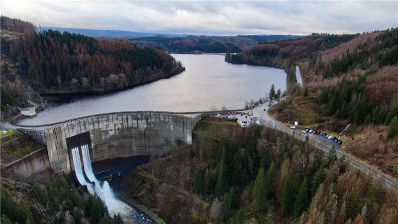 Ein Blick auf die Staumauer der vollen Okertalsperre im Dezember 2023. (Archivbild)