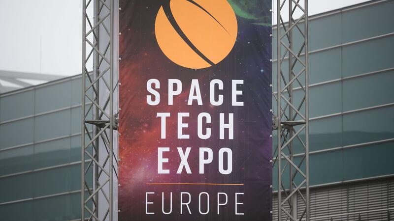 Fachmesse Space Tech: Wettbewerb in der Raumfahrt nimmt zu Ein Blick auf einen Aushang mit dem Namen des Space Tech Expo Europe außerhalb der Messehalle.