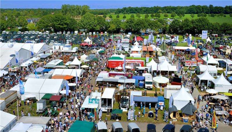 Ein Blick aus dem Riesenrad auf das Ausstellungsgelände in Tarmstedt . Jedes Jahr kommen rund 100 000 Besucher quasi auf die grüne Wiese im Kreis Rotenburg, 17 Kilometer von Zeven entfernt. Foto Dittmer/GMC