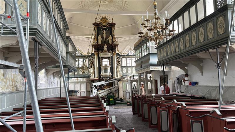 Ein Blick durch die Kirchenbaustelle in Richtung Altar.
