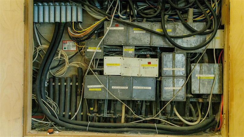Berlins nächste Baustelle: Philharmonie muss saniert werden Ein Blick hinter die Kulissen - ein alter Kabelkasten.