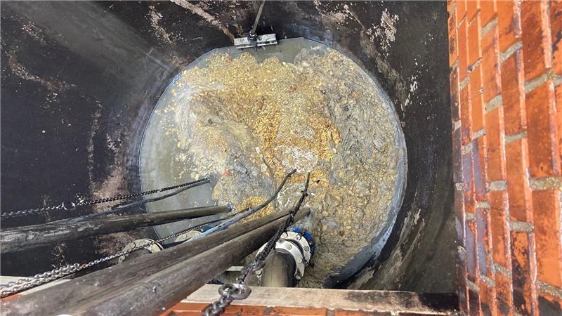 Ein Blick in das Horneburger Pumpwerk Bleiche zeigt: Hier hat sich reichlich Fett abgesetzt.