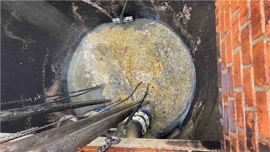 Ein Blick in das Horneburger Pumpwerk Bleiche zeigt: Hier hat sich reichlich Fett abgesetzt.