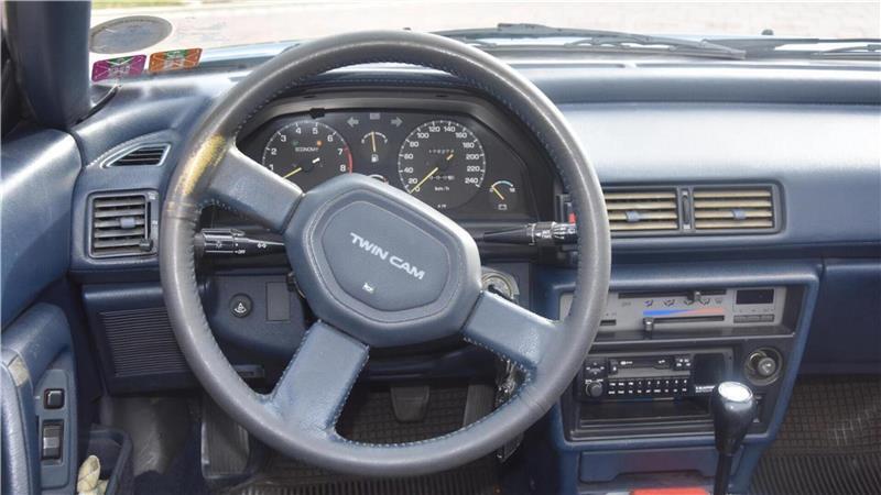 Familie Petersen liebt ihre Kult-Oldtimer mit den „Schlafaugen“ Ein Blick in das vier Jahrzehnte alte Toyota-Cockpit.