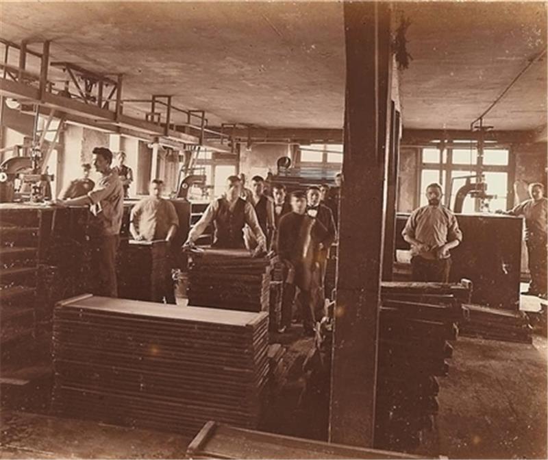 Ein Blick in den Nähmaschinensaal um 1890: Zu dieser Zeit waren die Phoenix-Werke Hauptstandort der deutschen Gummiwarenindustrie.