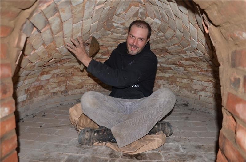 Ein Blick in den Ofen in Reith: Tobias Prigge kann darin sitzen und die Steine an der Decke kontrollieren. 