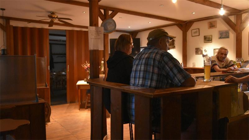 Geheimtipp „Oxbow Corner“: Rustikale Kneipe und frische Küche Ein Blick in den Schankraum.