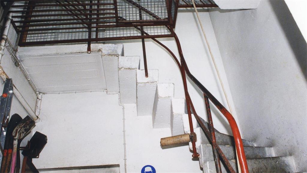 Ein Blick in den Turm vor dem Umzug der Feuerwehr 1996. Hier der Eingangsbereich...