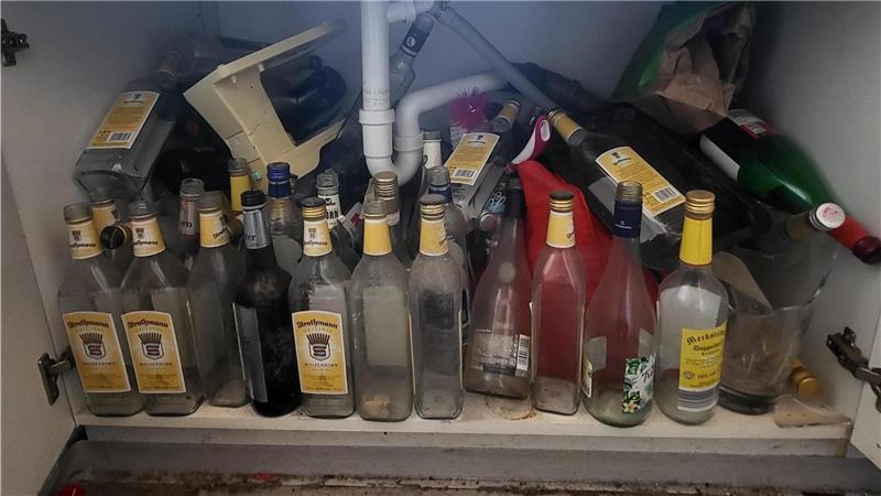 Ein Blick in den Unterbauschrank der Spüle nach dem Auszug - und in das Leben der ehemaligen Bewohnerin.