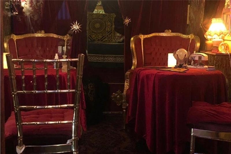 Ein Blick in den Wagen der Wahrsagerin Esmeralda . Foto: Esmeralda Blume