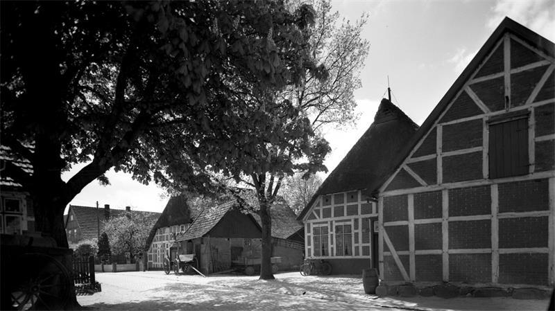 Ein Blick in die Historie der Schulstraße: Zu sehen sind landwirtschaftliche Betriebe in Höhe Zweirad Tobaben.