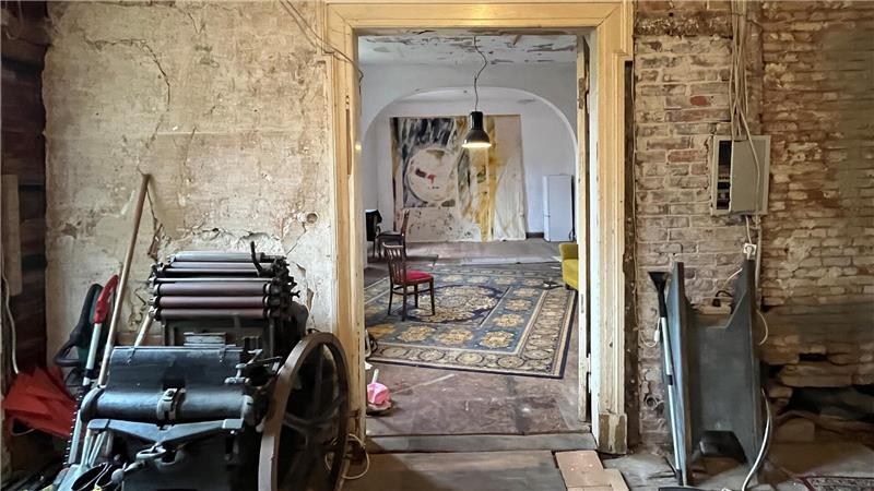 Ein Blick in die Räume des alten Herrenhauses: Hier finden regelmäßig Konzerte, Kunstausstellungen und bald auch Schauspielkurse statt.