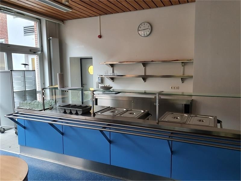 Ein Blick in die Schulmensa der Geestlandschule in Fredenbeck, hier die verwaiste Essenausgabe . Die Großküche dahinter ist verpachtet. Fotos: Geestlandschule
