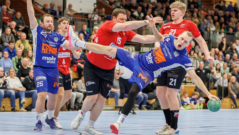 Ein Blick in die jüngere Geschichte: Der SV Beckdorf, hier Morten Prigge (Nr. 15), und der VfL Fredenbeck mit Pelle Fick (im Fallen), agierten wenig zimperlich. Am 26. Februar 2023 deklassierte der VfL die Konkurrenz mit 42:26.