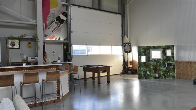Ein Blick in die lichtdurchflutete Halle mit Bar und Spielmöglichkeiten.