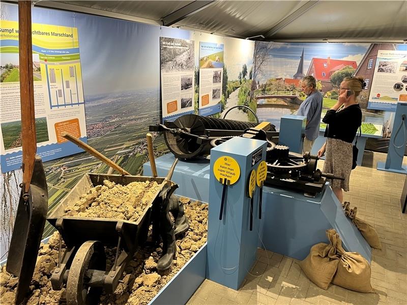 Interaktive Zeitreise durch Jorks Wasserbau-Geschichte Ein Blick in die neue Wasserbauliche Abteilung des Museum Altes Land in Westerjork – mit Exponaten und moderner Medientechnik. Foto: Vasel