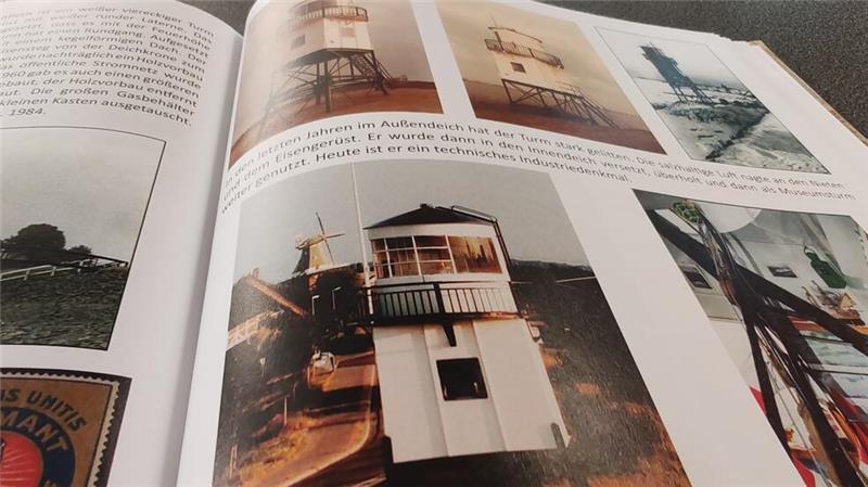Geballte Geschichte auf 124 Seiten: Leuchttürme an der Elbe Ein Blick ins Buch: der alte Leuchtturm Twielenfleth steht im Innendeich und ist ein Museum.