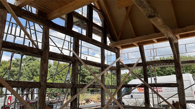 Bauen und Brauen: So findet ein Bliedersdorfer Verein neue Engagierte Ein Blick ins Innere des Fachwerkbaus.