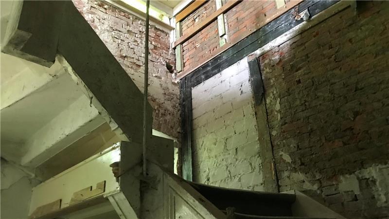 Dohrmann‘s Hotel: Dieses Paar will das 165 Jahre alte Gebäude retten Ein Blick ins Treppenhaus offenbart den enormen Sanierungsbedarf.
