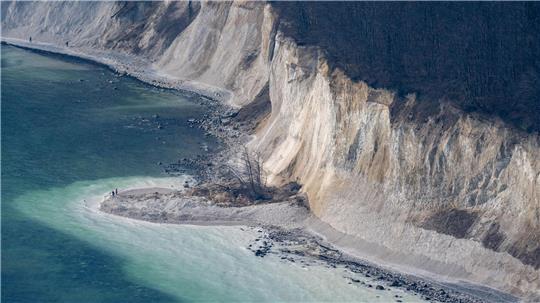 Ein Blick über den Strand am Kreidesteilufer des Nationalparks Jasmund auf der Insel Rügen nach einem Abbruch von 9.000 Kubikmetern Material.