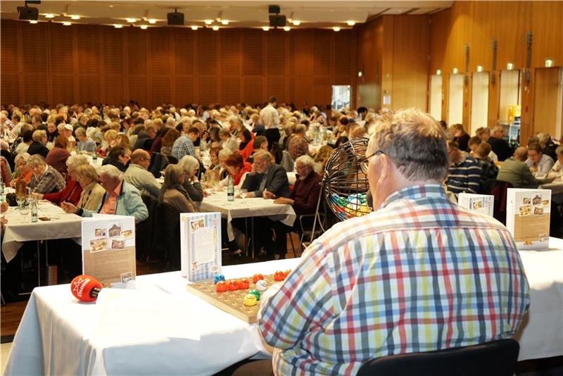 Auch Familien spielen mit dem Bingobären um Gewinne Ein Blick von der Bühne auf den vollen Stadeum-Saal und auf Michael Thürnau bei der Arbeit. Fotos: von Busch
