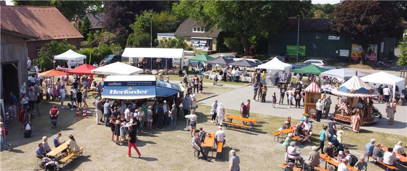 Von Aktionen bis Zaubern: Volles Programm beim Dorffest in Fredenbeck Ein Blick von oben auf das Dorffest in Fredenbeck im vergangenen Jahr.