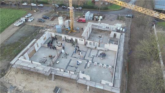 Ein Blick von oben: das Feuerwehr- und Multifunktionshaus in Deinste bei der Grundsteinlegung.
