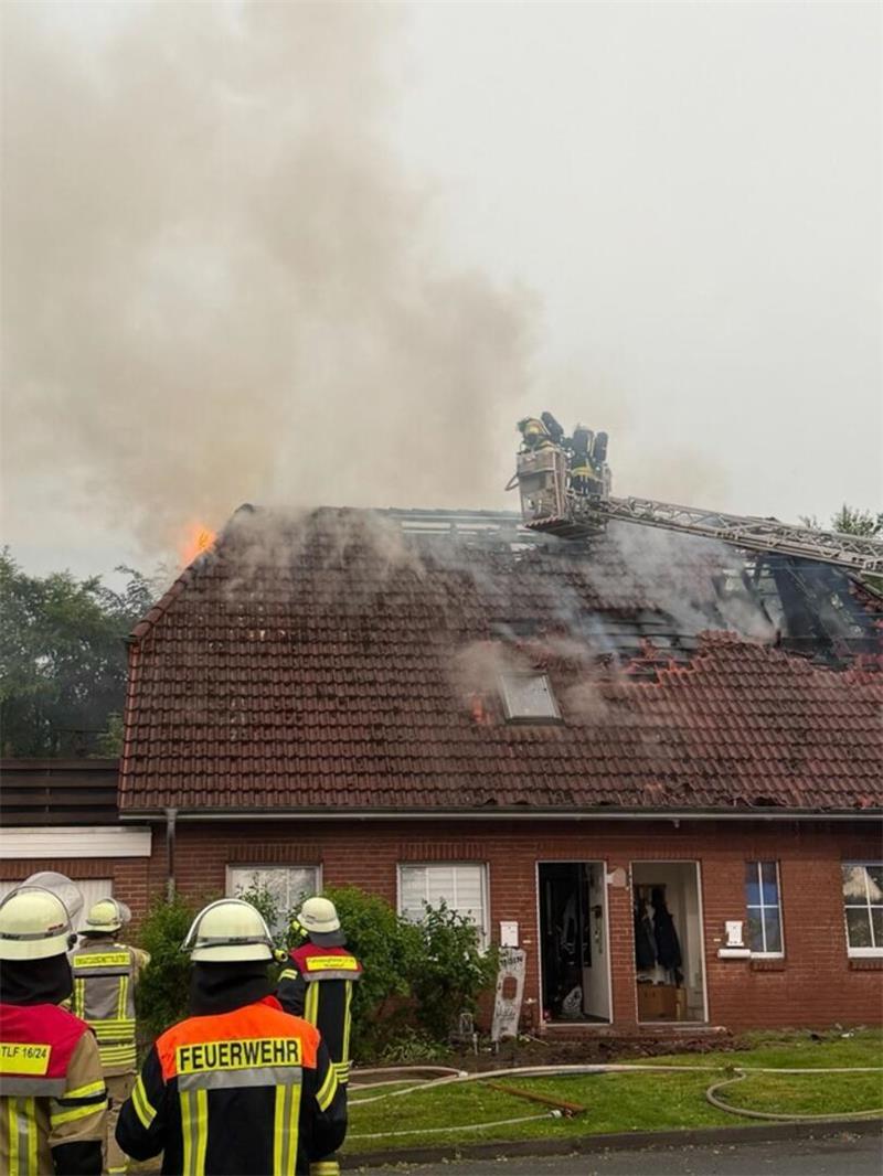 Unwetter zieht über den Kreis Stade – Blitzeinschlag in Bremervörde Ein Blitz ist in Bevern in ein Zweifamilienhaus eingeschlagen.