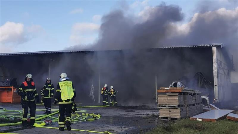 Feuer auf Obsthof im Alten Land - 350.000 Euro Schaden Ein Blockheizkraftwerk war in der Halle in Brand geraten.