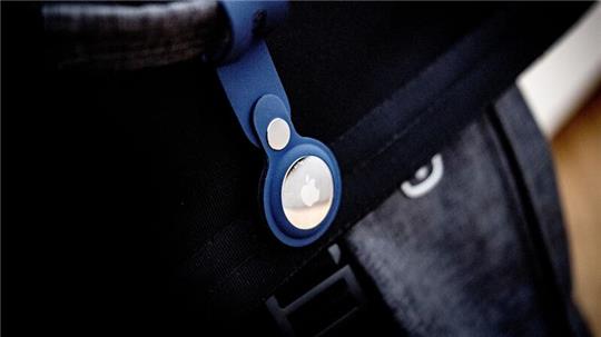 Ein Bluetooth-Tracker an einer Tasche. Die IT-Riesen Apple und Google wollen mit einer gemeinsamen Initiative den Missbrauch von kleinen Bluetooth-Ortungsgeräten für unerwünschtes Tracking von Personen verhindern.