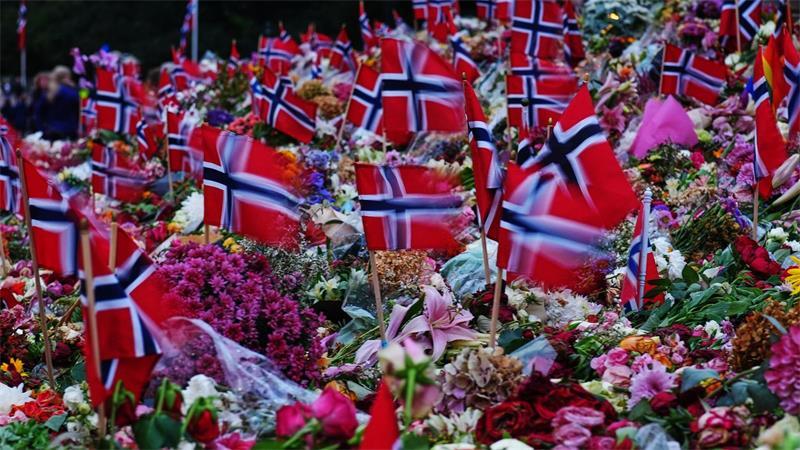 Ausnahmezustand in Oslo: Abschied von König Harald Ein Blumenmeer auf dem Schlossplatz zeugt von der Trauer um den beliebten Monarchen.