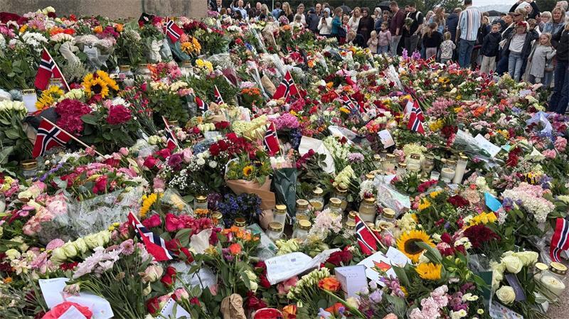 Ein Blumenmeer säumt den Schlossplatz in Oslo nach dem Tod des norwegischen Monarchen. 