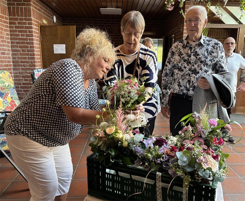 Tränen auf dem Horneburger Kirchturm: Drei Paare haben sich getraut Ein Blumenstrauß für die Zeremonie darf nicht fehlen.