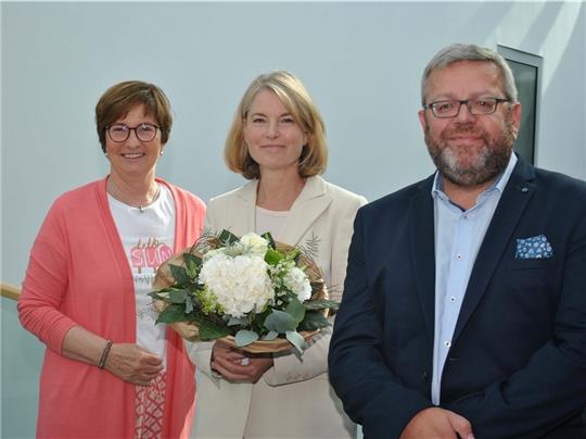 Ein Blumenstrauß zum Amtsantritt: Bürgermeisterin Katja Oldenburg-Schmidt (links) und der Erste Stadtrat Ralf Dessel begrüßen die neue Buxtehuder Stadtbaurätin Michaela Springhorn . Foto: Stadt Buxtehude