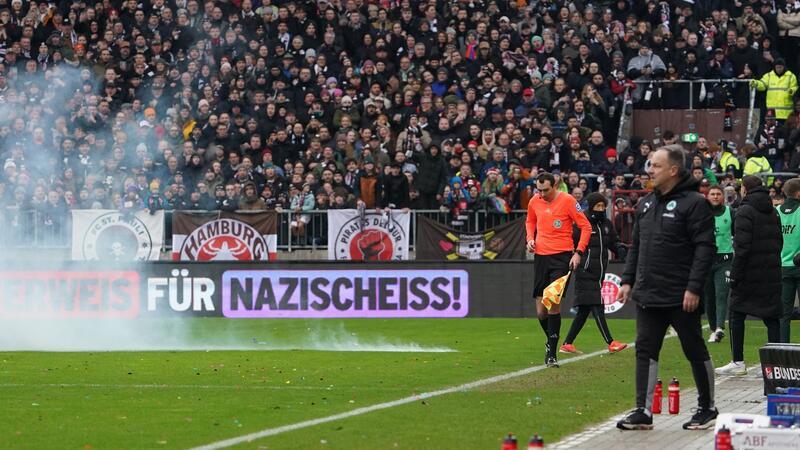 Pauli-Trainer Hürzeler über Böllerwurf: „Riesenglück gehabt“ Ein Böller explodiert auf dem Spielfeld.