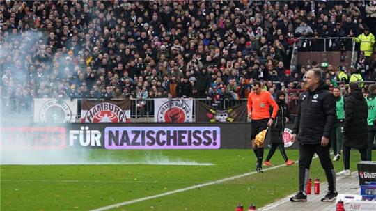Ein Böller explodiert auf dem Spielfeld.