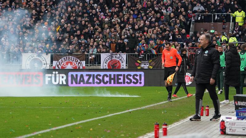 St. Pauli leitet Stadionverbotsverfahren gegen Böllerwerfer ein Ein Böller explodiert auf dem Spielfeld. In einer anderen Situation warf ein Stadionbesucher einen Böller in Richtung Trainerbank. Der Club will für den Tatverdächtigen ein Stadionverbot bewirken.