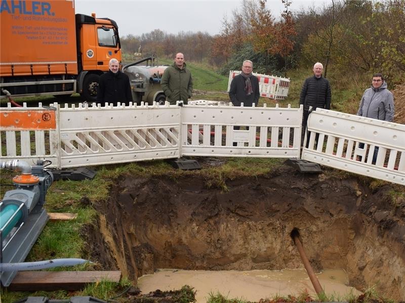 Ein Bohrer gräbt sich wie ein Maulwurf durchs Erdreich in Richtung Graf-Heinrich-Straße . 400 Meter schafft das Gerät am Stück. Bürgermeister Harald Koetzing, Jens Westphal und Fred Carl, beide vom Trinkwasserverband, sowie von der durchfüh