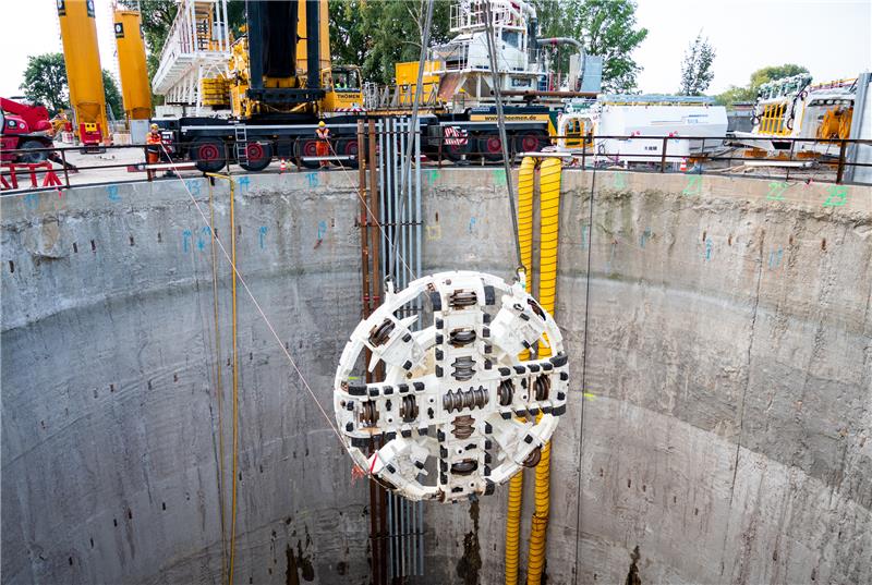 Riesenbohrer legt los: Hier entsteht ein neuer Elbtunnel Ein Bohrkopf wird mit einem Kran in den Schacht für den Tunnelbau gehoben. Foto: Bockwoldt/dpa