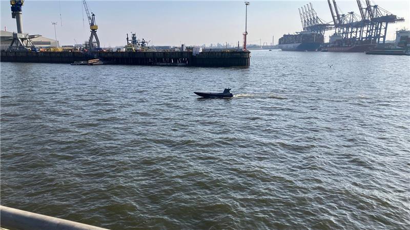 Ein Boot der Hersteller Kraken und Rheinmetall fährt ferngesteuert im Hamburger Hafen.